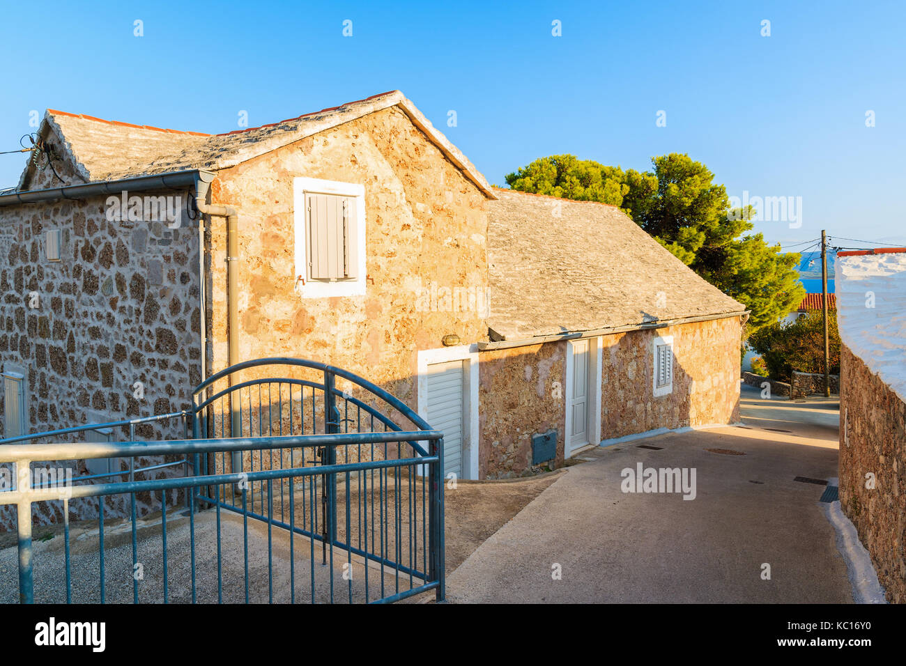 Maison en pierre typique sur petite rue de la vieille ville de Supetar, île de Brac, Croatie Banque D'Images