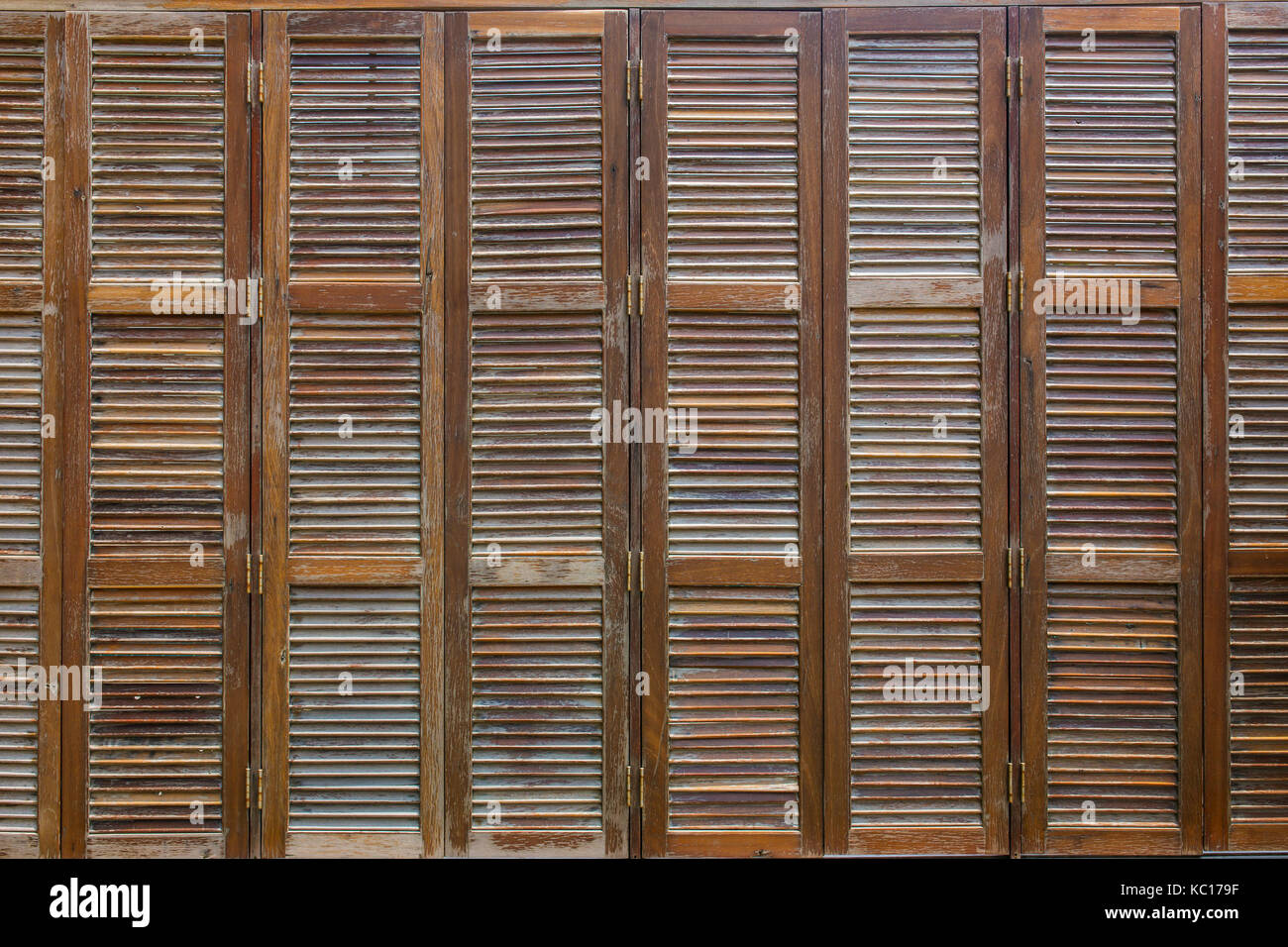 Bande de volets de fenêtre en bois motif fond. Décor du café-entrepôt du restaurant. Banque D'Images