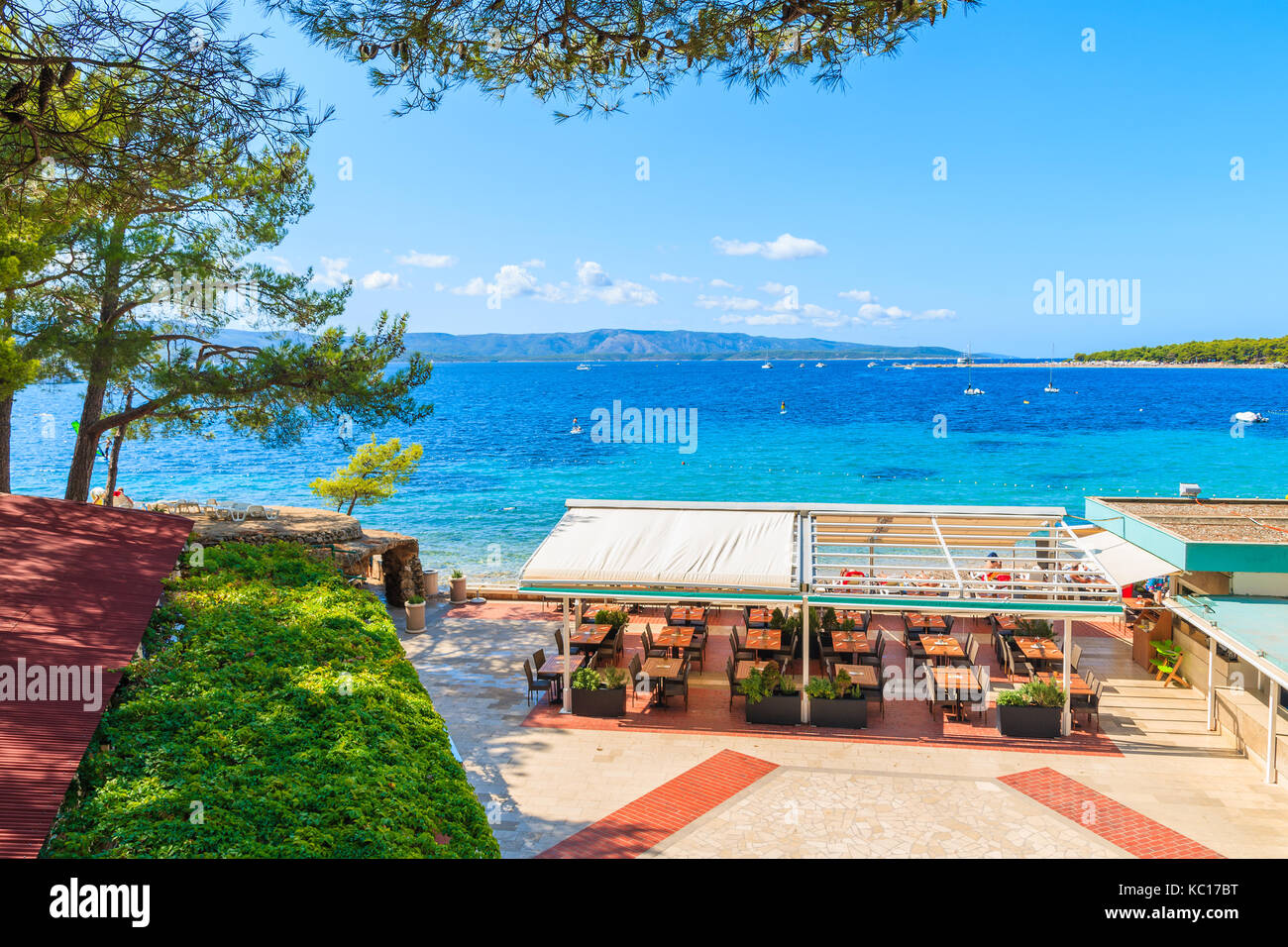Restaurant Sur La Plage Côtière Dans Bol Près De Zlatni Rat