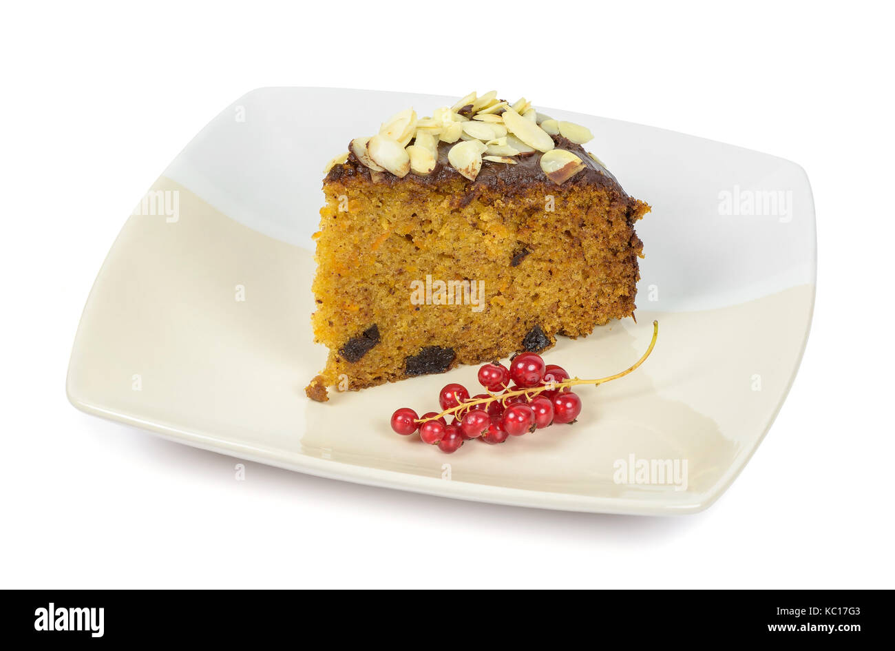 Gâteau aux carottes avec des flocons d'amandes et de groseille rouge sur un plateau isolé sur fond blanc avec clipping path Banque D'Images