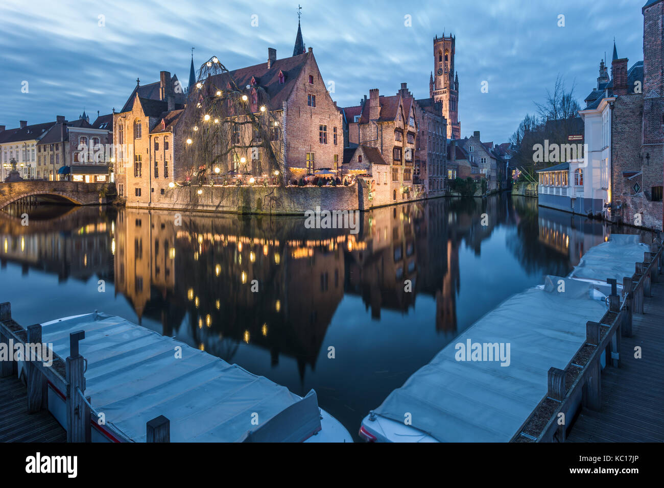 La célèbre vue sur le beffroi de la Rozenhoedkaai à Bruges, Belgique au crépuscule Banque D'Images