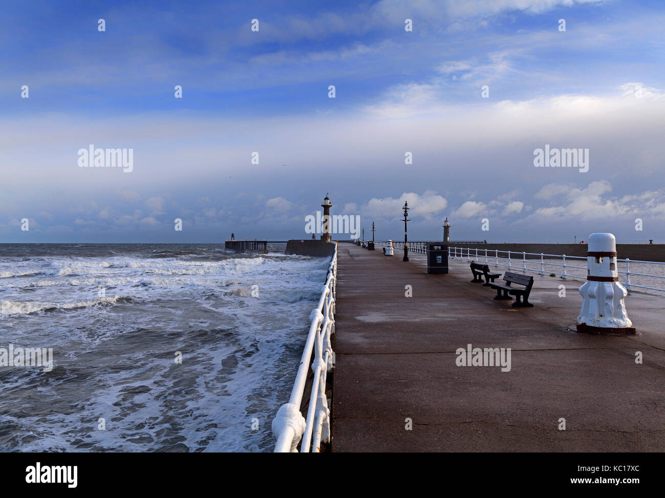 Une mer en dessous de la jetée Ouest, phare de Grecian cannelée terminée en octobre 1831, à l'entrée du port de Whitby. La côte du Yorkshire du Nord, Angleterre Banque D'Images
