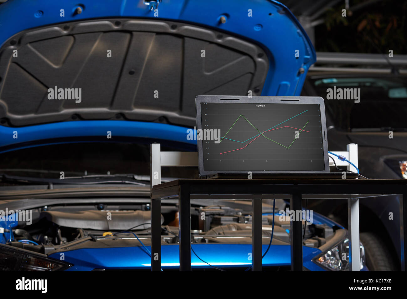 Tableau de diagnostic du véhicule avec les statistiques sur l'arrière-plan portable Ouvrir capot de voiture Banque D'Images