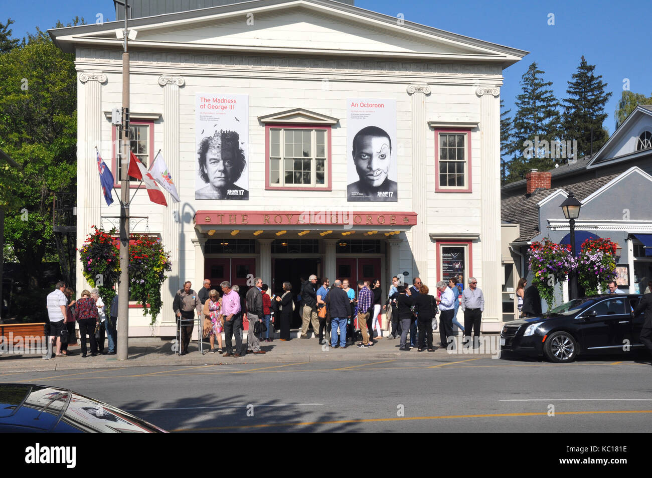 Niagara on the Lake, Ontario, Canada - 10 septembre 2017 - foule devant le Royal George Theater, Shaw Festival with People - image éditoriale Banque D'Images