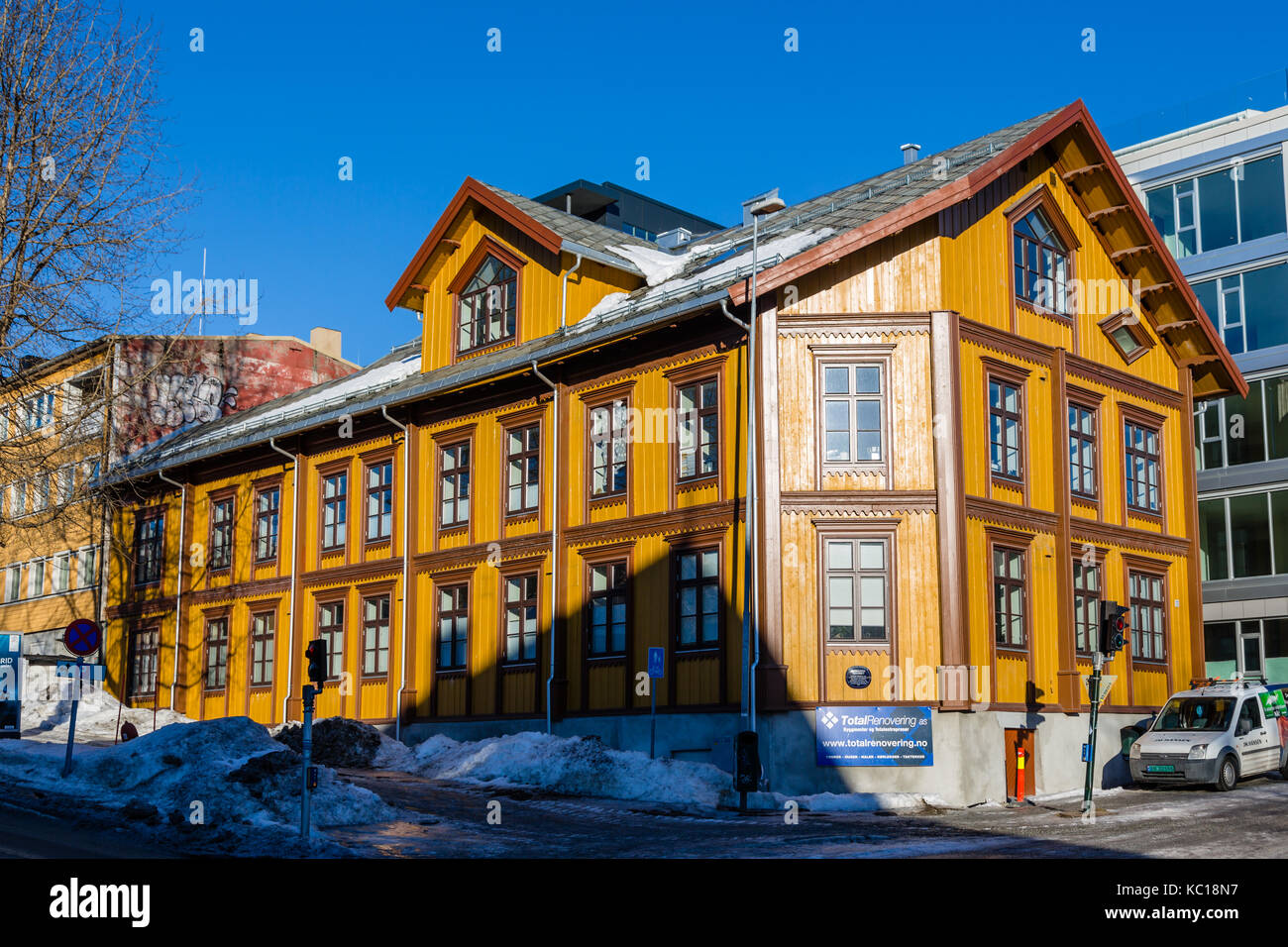 Un bâtiment traditionnel en bois à Tromso, Norvège Banque D'Images