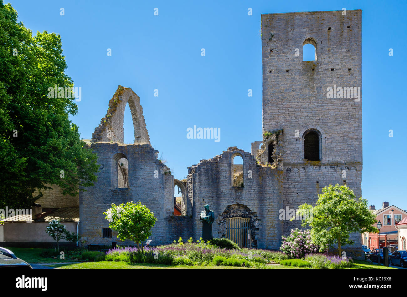 Kristoffer Polhem statue se trouve en face d'une ruine de l'église Banque D'Images