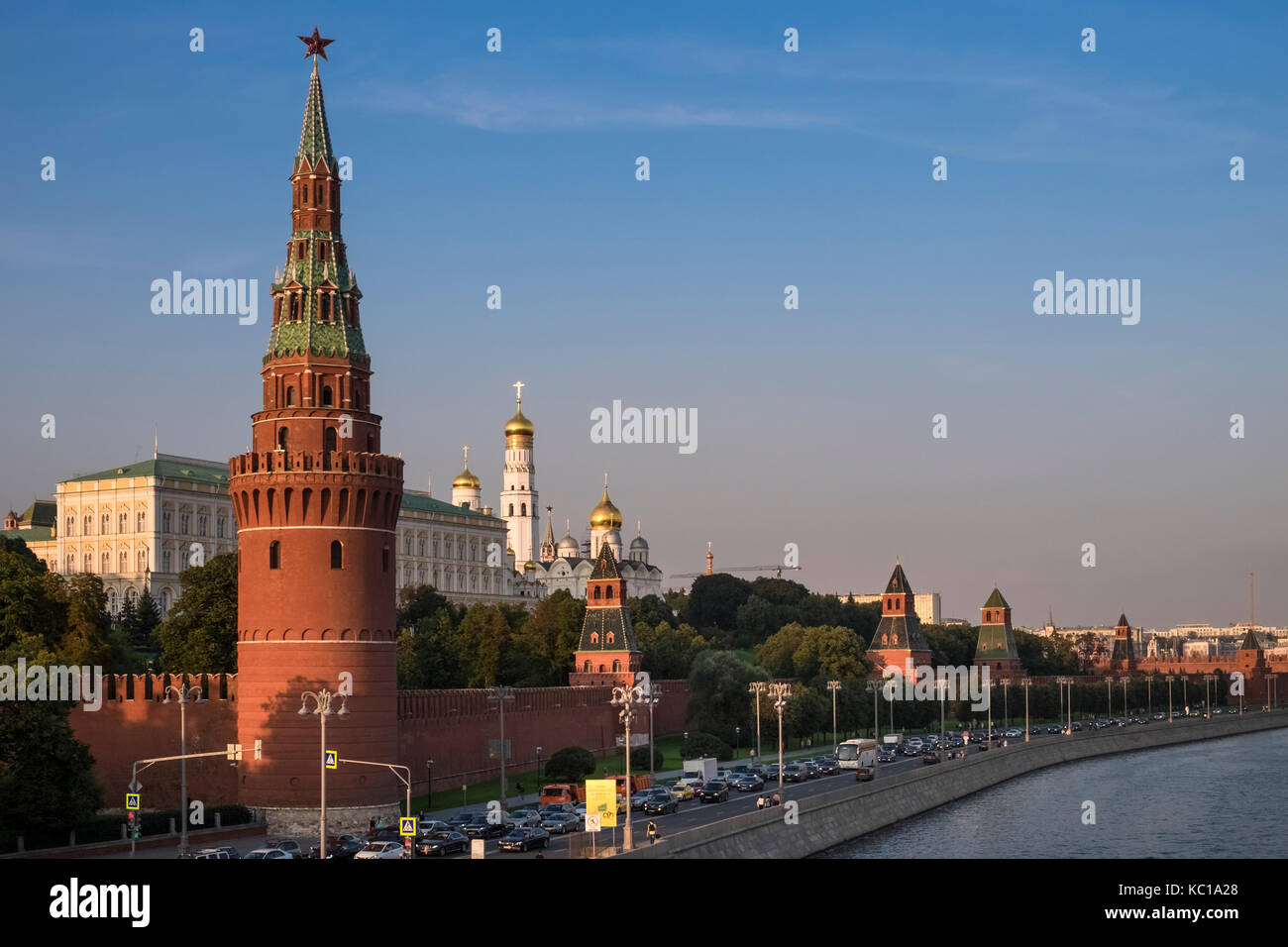 Cityscape view de Vodovzvodnaya Tower sur le côté ouest du sud du Kremlin, donnant sur la rivière de Moscou, Moscou, Russie. Banque D'Images