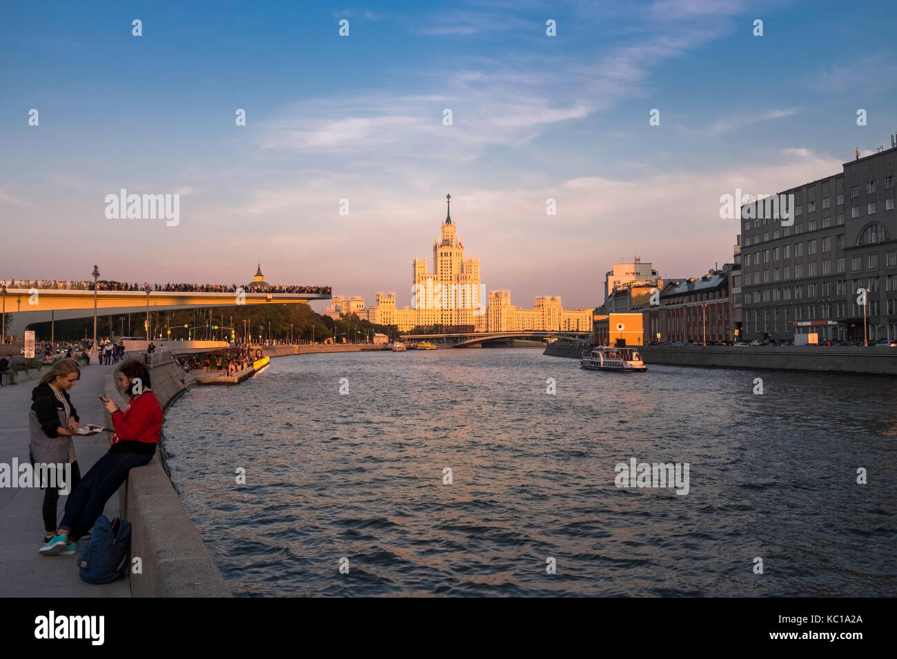 Coucher de soleil sur la rivière Moskva, avec remblai Kotelnicheskaya bâtiment en arrière-plan, Moscou, Russie Banque D'Images