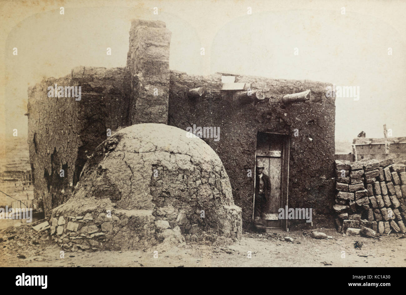 19ème siècle américain monochrome monté photo de la route de Santa Fe, appelés vues dans le Nouveau Mexique, photographié et publié par Bennett et Brown, numéro de carte 76 le sous-titrage de la ruine Pueblo Pecos Banque D'Images