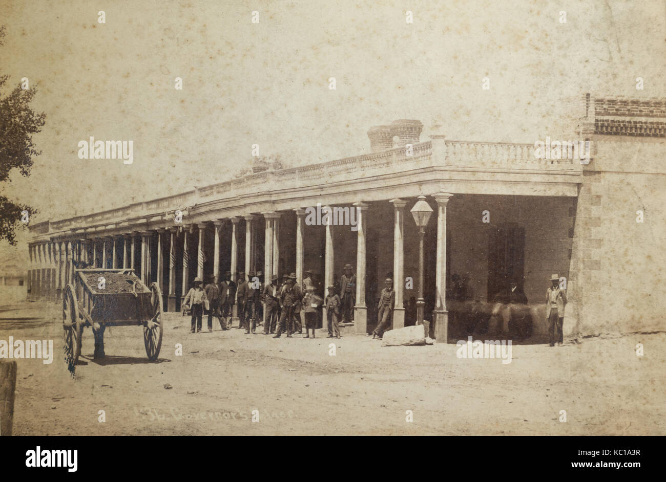 19ème siècle américain monochrome monté photo de la route de Santa Fe, montrant une rue à l'extérieur du Palais du Gouverneur d'adobe, Santa Fe, New Mexico, USA, avec un cheval et panier et les hommes. Les gouverneurs de l'édifice est maintenant le musée d'histoire de l'état du Nouveau Mexique. Banque D'Images