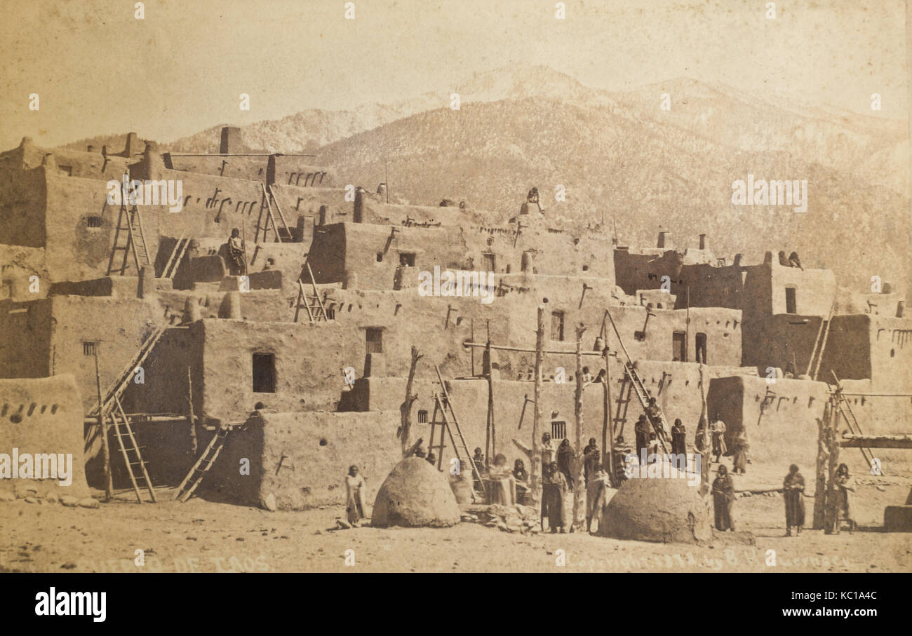 Photographie monochrome montée à la fin du XIXe siècle américaine, datée de 1878 de la route Santa Fe, montrant Taos Pueblo, Nouveau Mexique, photographie prise par B H Guernesey, avec Indiens américains et maisons de boue adobe avec des montagnes en arrière-plan Banque D'Images