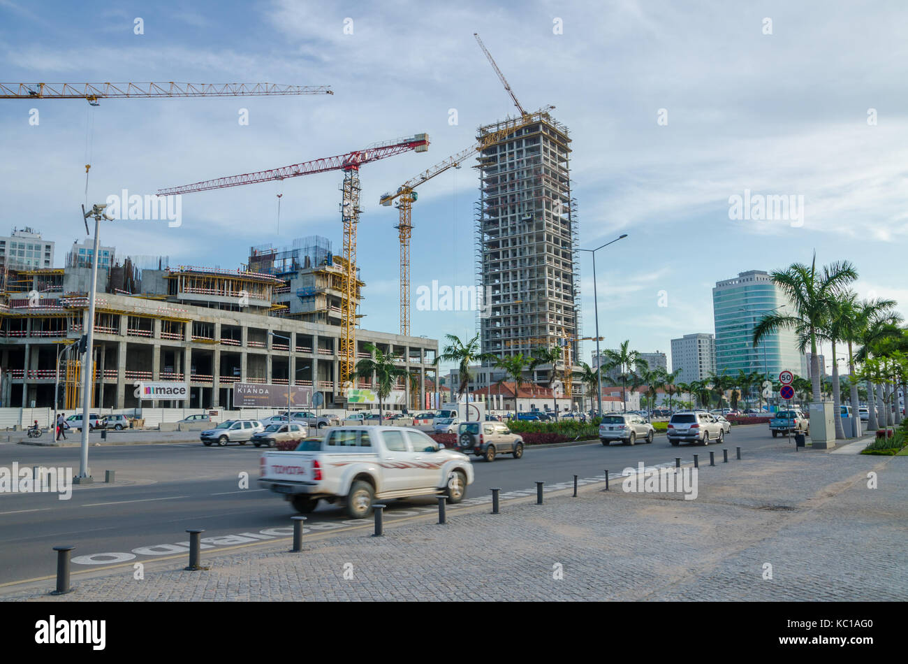 La construction de nombreux immeubles de grande hauteur avec grandes grues à côté mer de capitale, Luanda, Angola, Afrique du Sud Banque D'Images