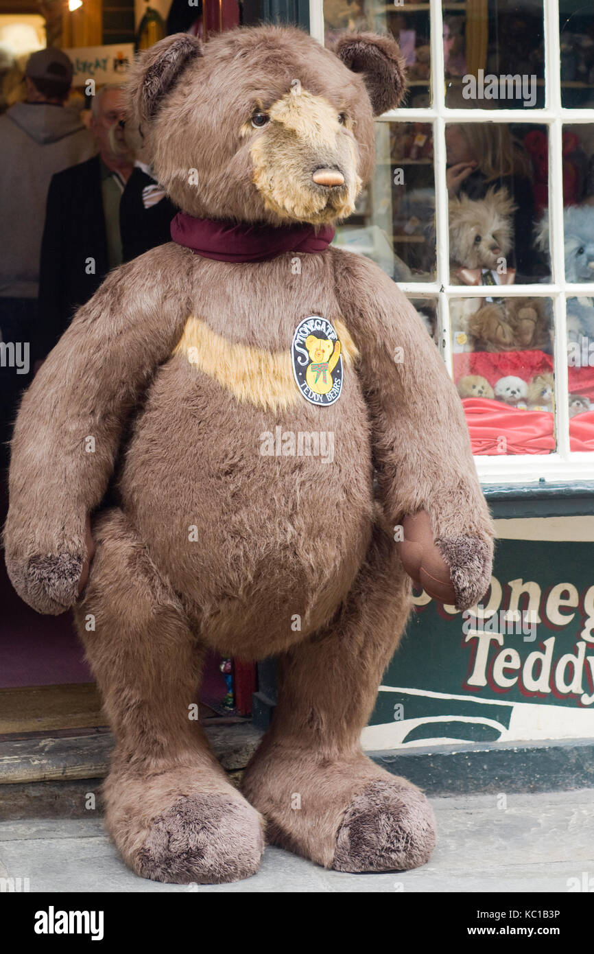 Ours en peluche géant Banque de photographies et d'images à haute  résolution - Alamy