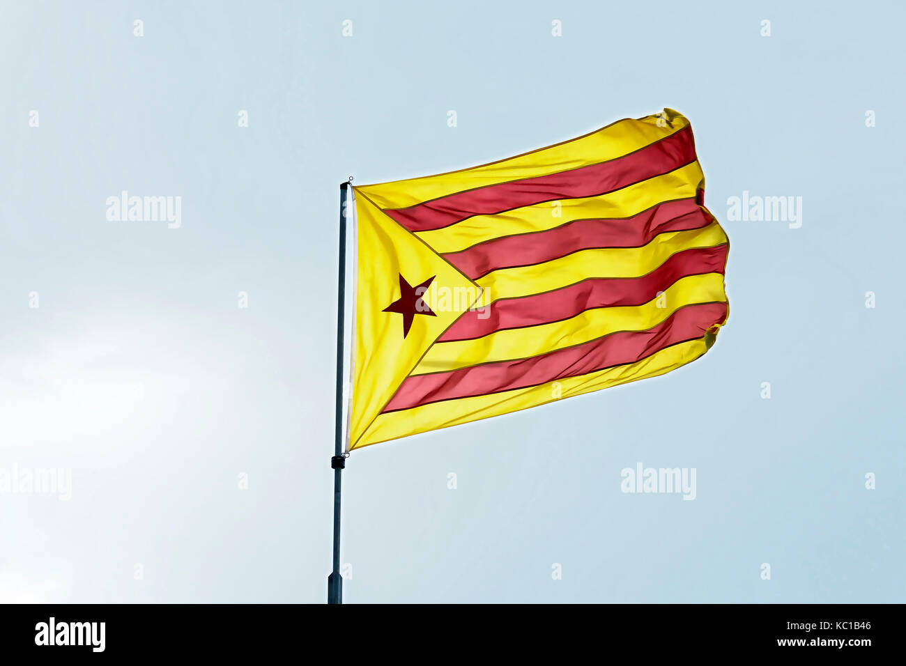 Drapeau jaune-rouge à l'étoile à cinq branches. 'Rouge' astalaza - le drapeau du mouvement socialiste de Catalogne (Espagne) Banque D'Images