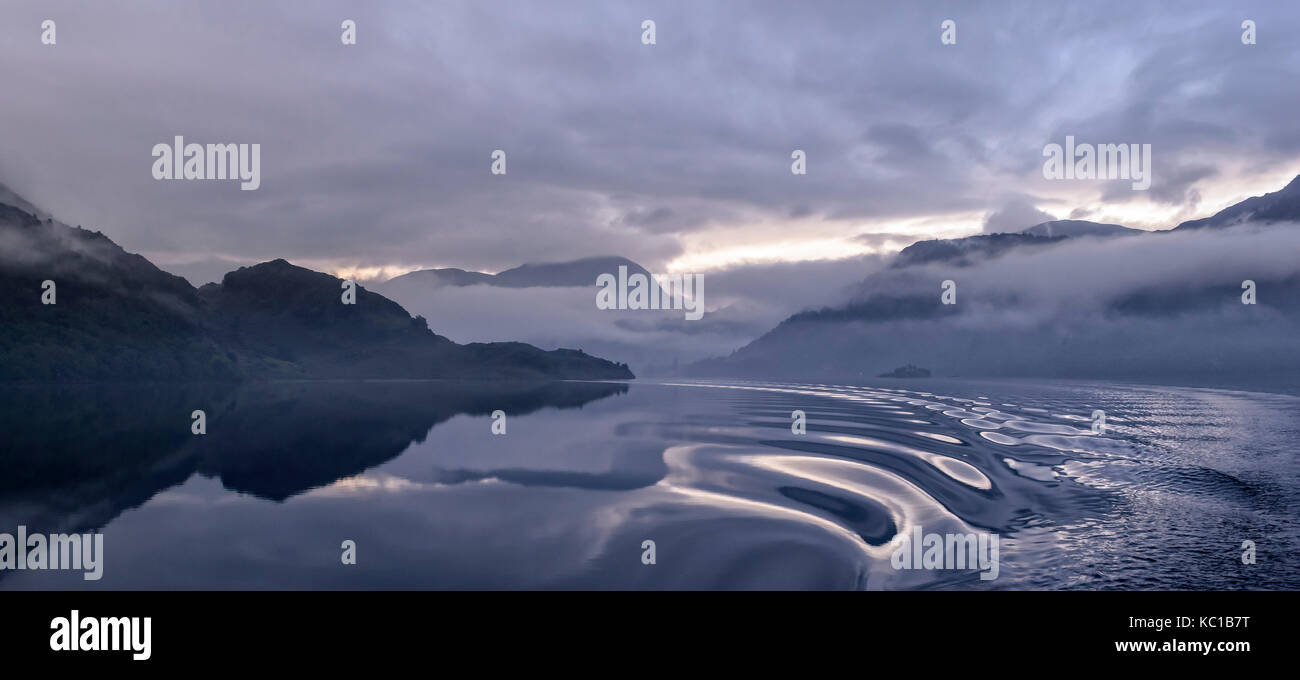 Tôt le matin étrange lumière d'automne sur ullswater avec brouillard, réflexions et prises de l'inversion de nuage de vapeur howtown glenridding Banque D'Images