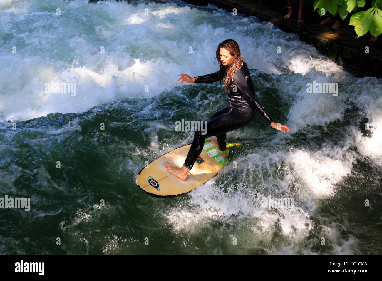 Femme surf sur le fleuve Isar Eisbach surf, Englisher Garten, Munich, Bavière, Allemagne Banque D'Images