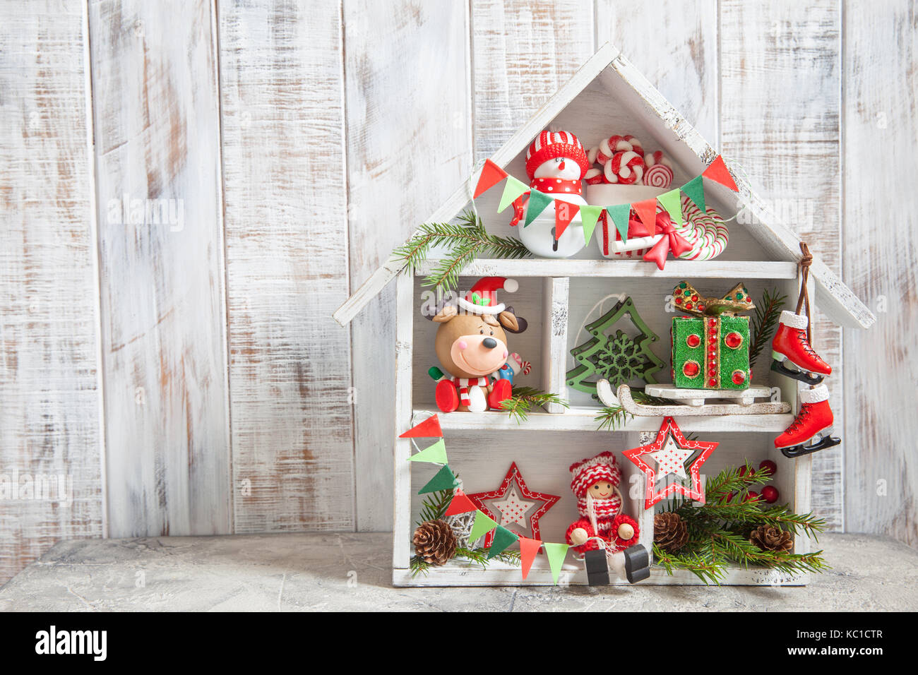 Boîte en bois avec décoration de Noël et jouets maison Banque D'Images