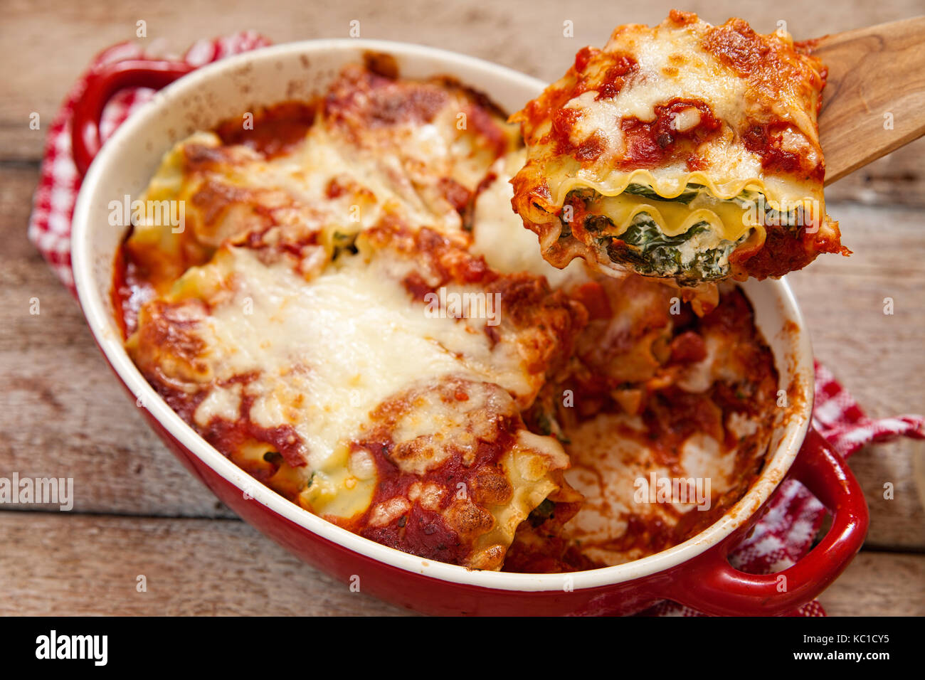 Rouleaux de lasagne italienne aux tomates et épinards ricotta Banque D'Images