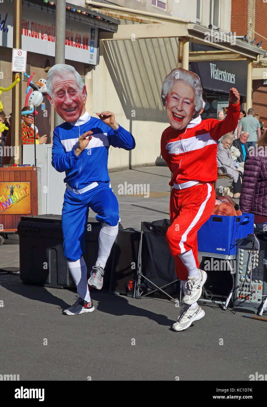 Amuseurs de rue imitant la reine et le prince Charles. Banque D'Images