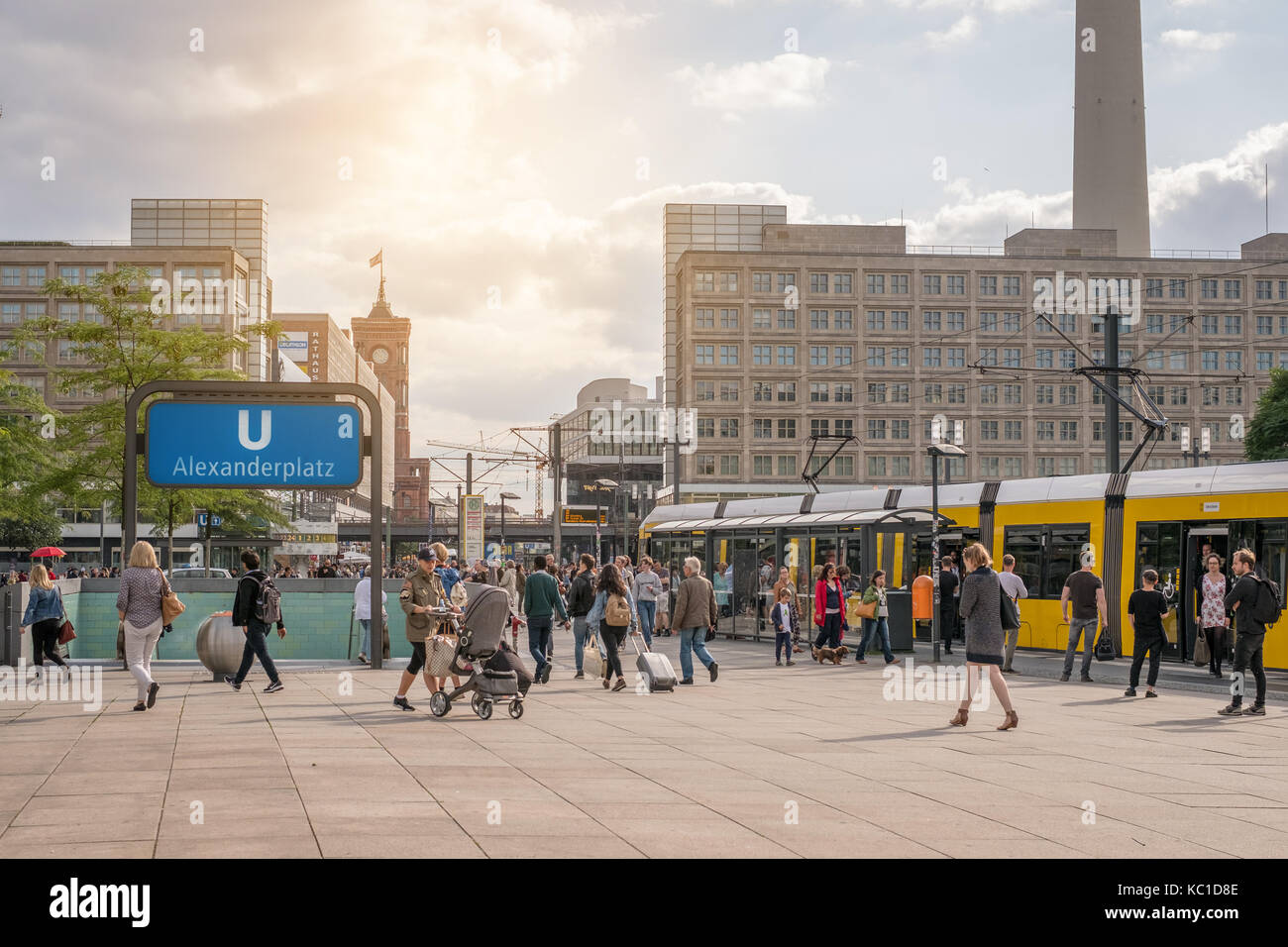 Berlin, Allemagne - circa 2017, juin : Beaucoup de gens marcher dans la rue en centre ville, à l'Alexanderplatz à Berlin, Allemagne. Banque D'Images