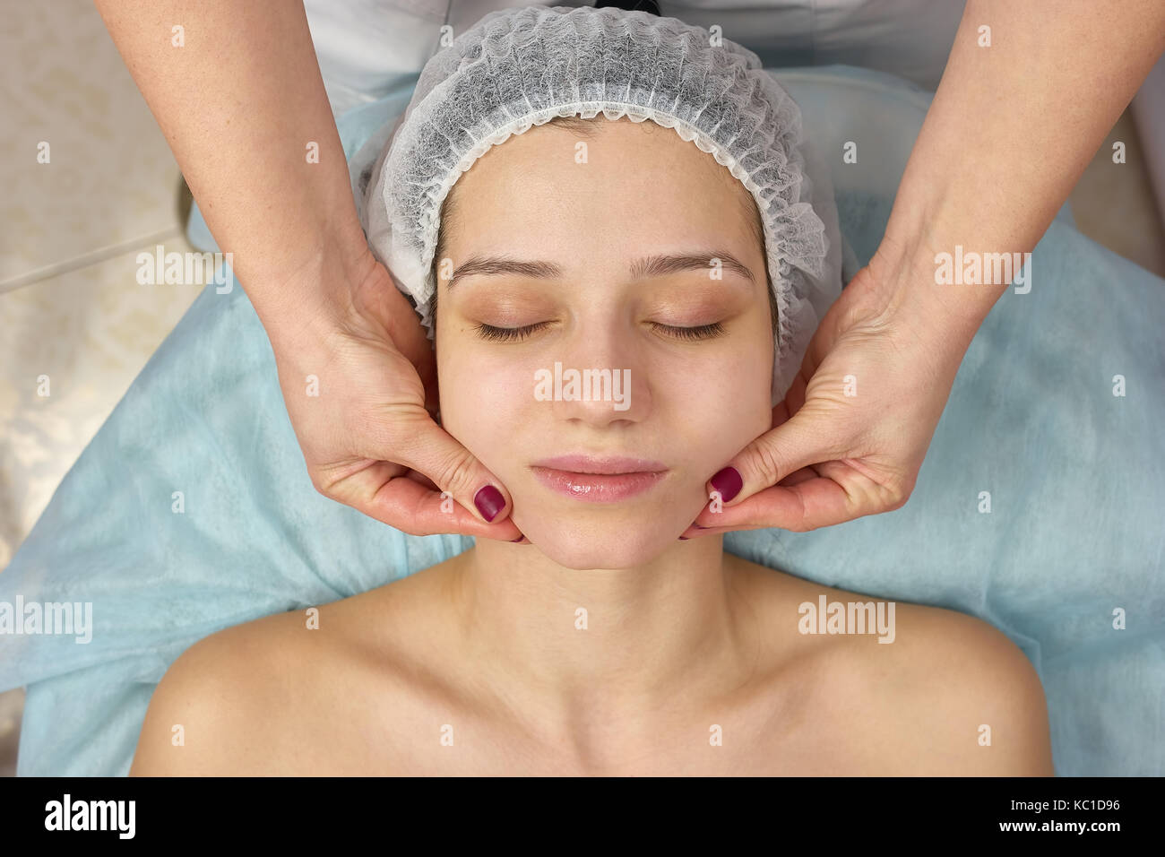 Massage du visage, jeune femme. Banque D'Images