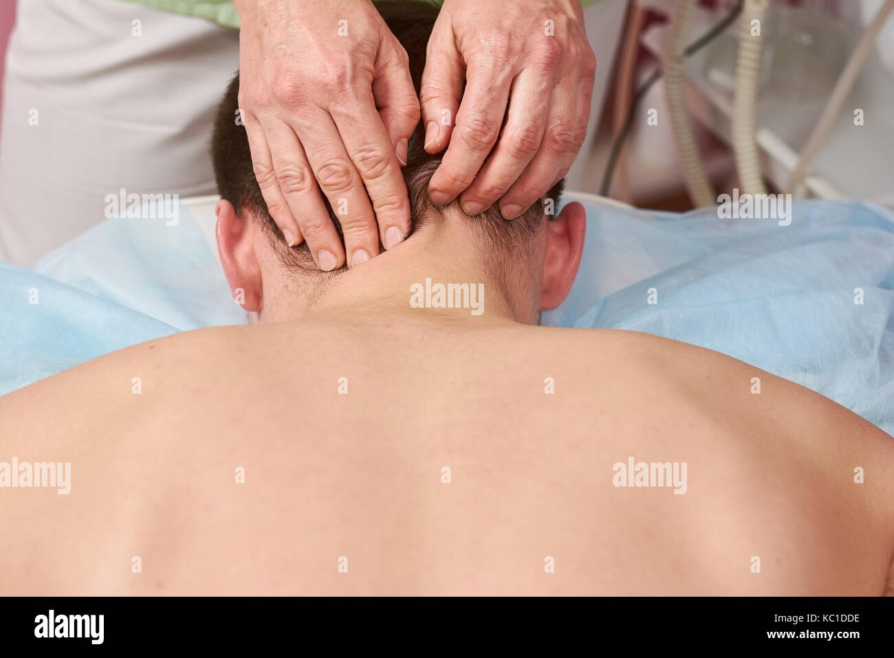 Massage mains cou close up. Banque D'Images