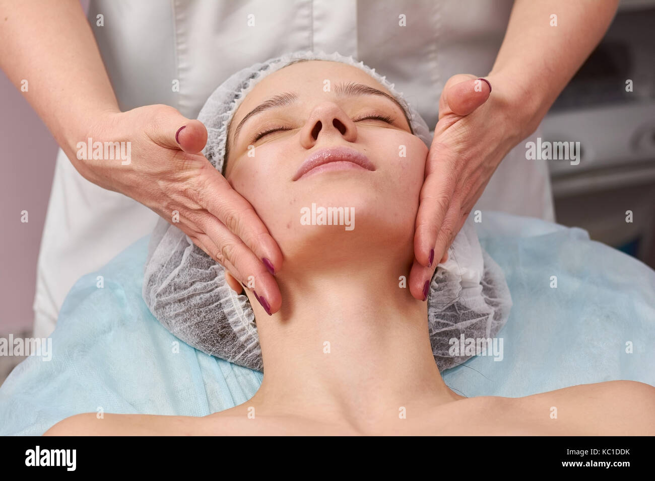 Massage mains visage féminin. Banque D'Images