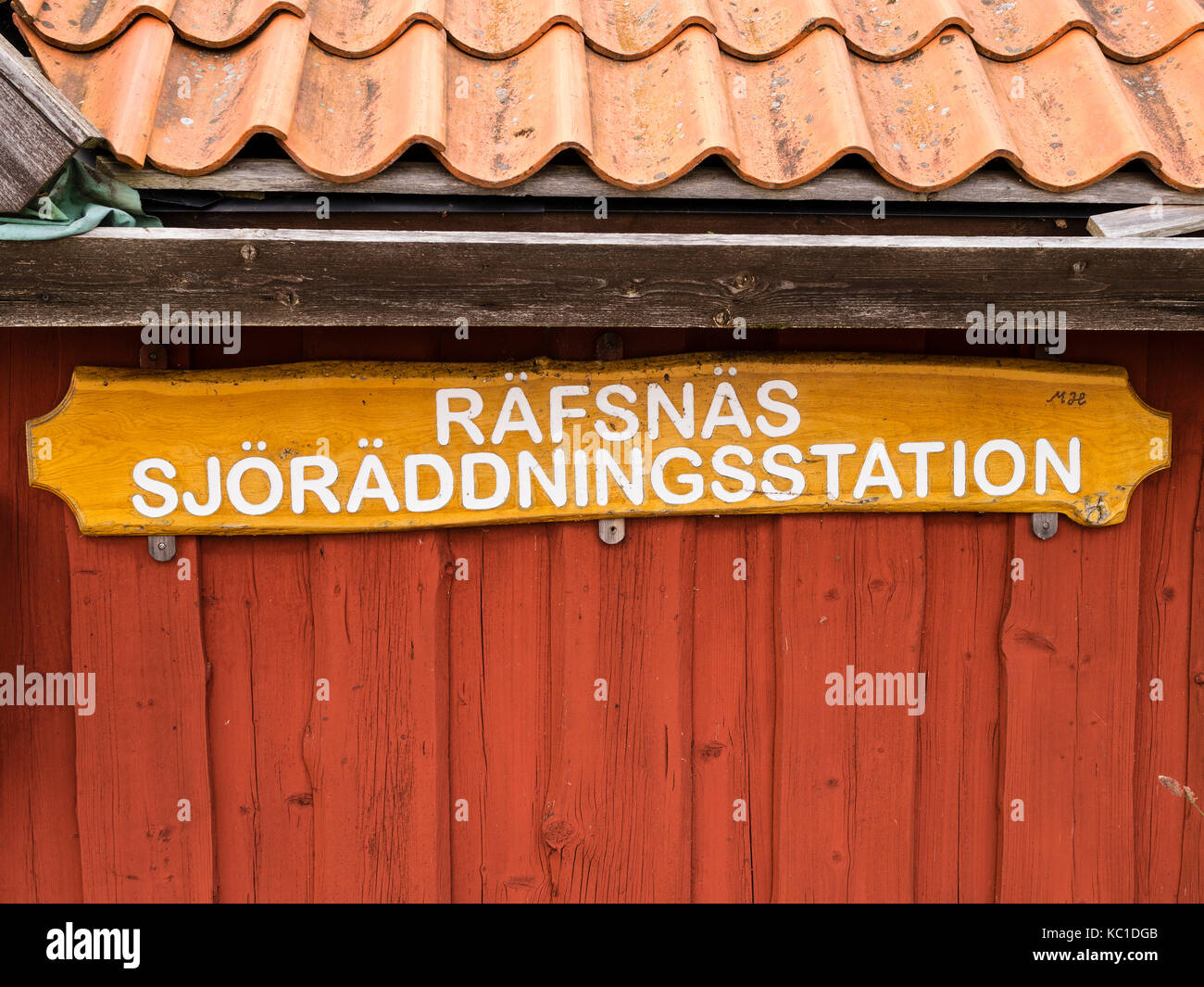 Maison de la Société suédoise de sauvetage maritime dans le port de Räfsnäs , près de Grädddö, Rådmansö dans l'archipel de Roslagen, Stockholm, Suède, Europé. Banque D'Images