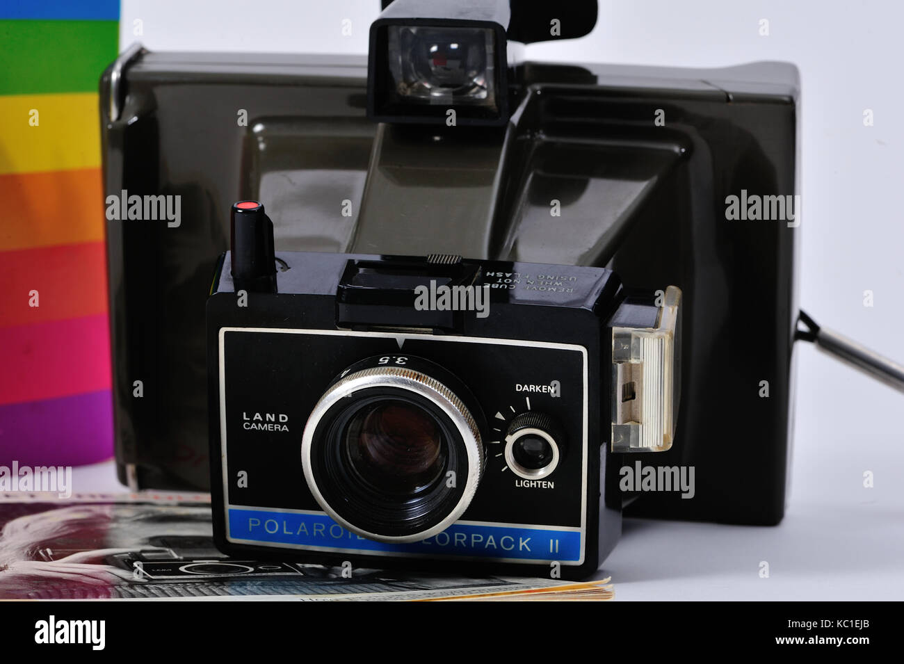 Vintage 1970 appareil photo Polaroid land avec manuel d'utilisation et fort  Photo Stock - Alamy