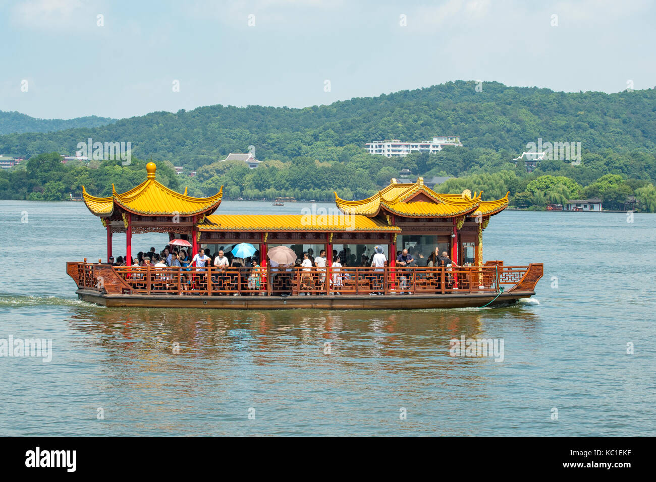 Sampan golden sur le lac ouest, Hangzhou, Chine Banque D'Images