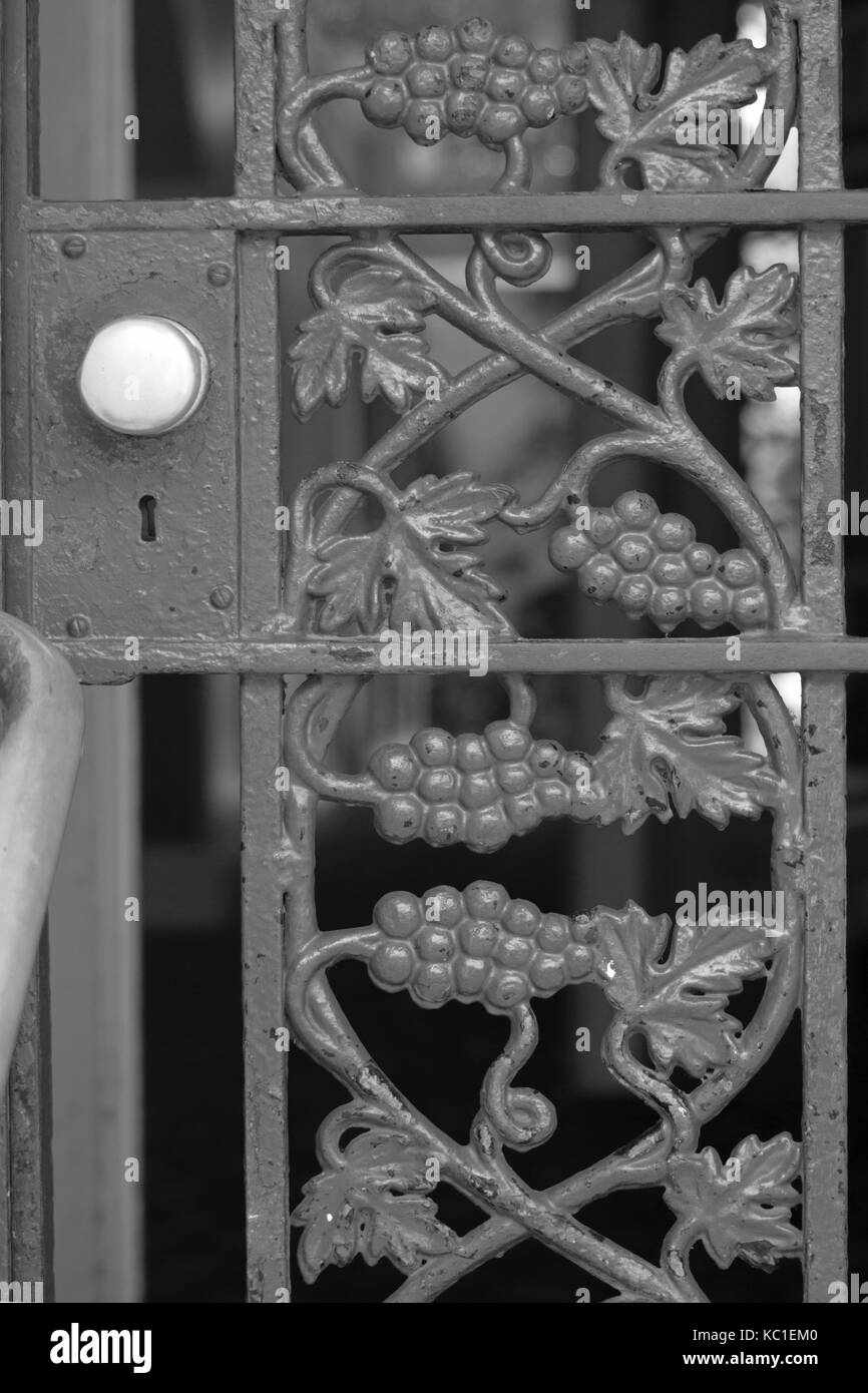 Vignes fers forgés sur une porte dans le quartier français, la Nouvelle Orléans, Louisiane. Banque D'Images