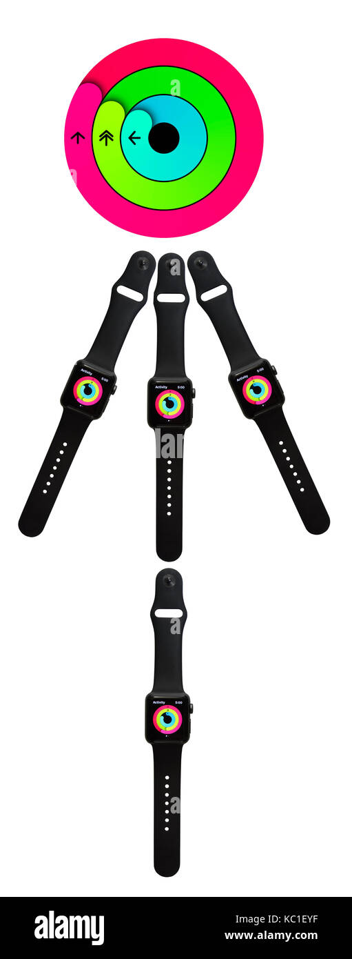 Regardez Apple série 2 (38mm avec de l'espace gris aluminium avec Black Sport Band) montrant les anneaux colorés de la remise en forme de l'activité de l'app tracker. Banque D'Images