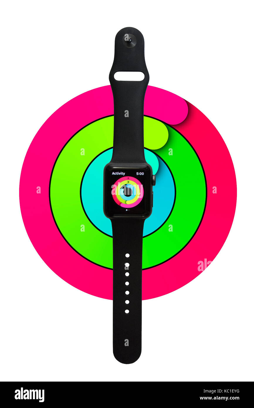 Regardez Apple série 2 (38mm avec de l'espace gris aluminium avec Black Sport Band) montrant les anneaux colorés de la remise en forme de l'activité de l'app tracker. Banque D'Images