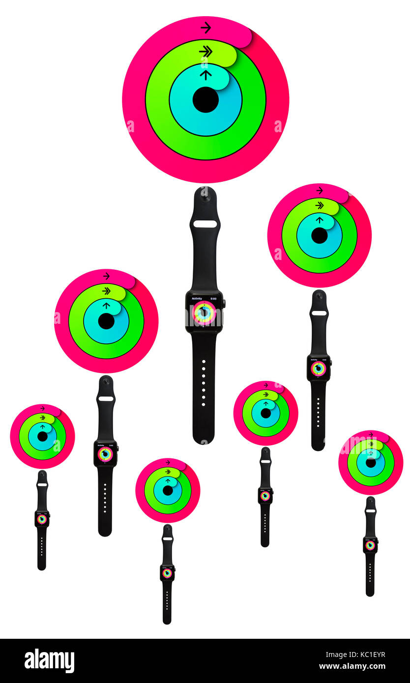 Regardez Apple série 2 (38mm avec de l'espace gris aluminium avec Black Sport Band) montrant les anneaux colorés de la remise en forme de l'activité de l'app tracker. Banque D'Images
