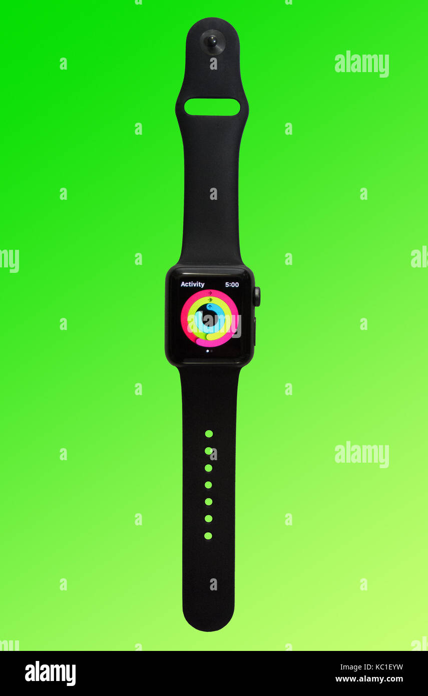 Regardez Apple série 2 (38mm avec de l'espace gris aluminium avec Black Sport Band) montrant les anneaux colorés de la remise en forme de l'activité de l'app tracker. Banque D'Images