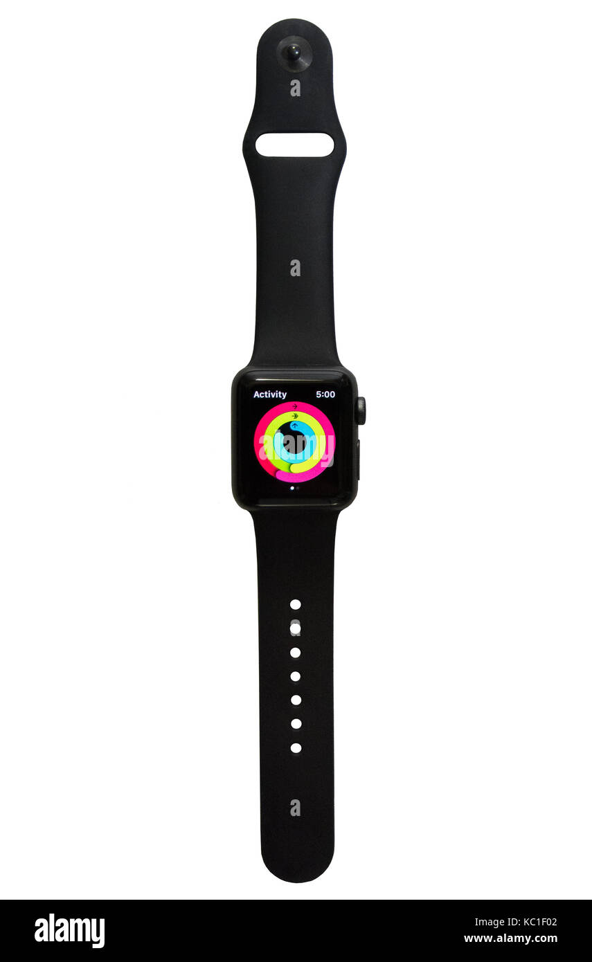 Regardez Apple série 2 (38mm avec de l'espace gris aluminium avec Black Sport Band) montrant les anneaux colorés de la remise en forme de l'activité de l'app tracker. Banque D'Images