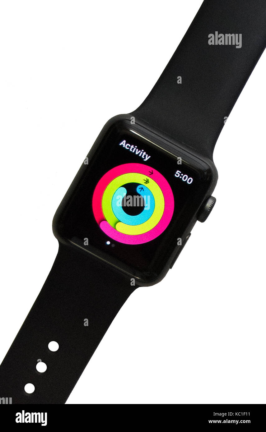 Regardez Apple série 2 (38mm avec de l'espace gris aluminium avec Black Sport Band) montrant les anneaux colorés de la remise en forme de l'activité de l'app tracker. Banque D'Images