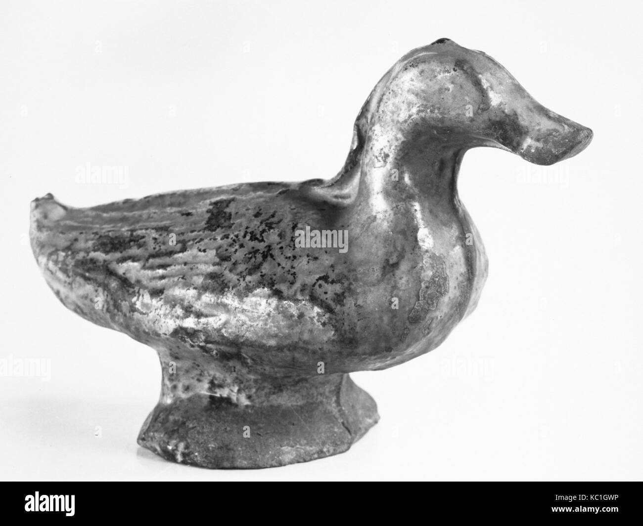 La figure d'un canard, de la dynastie des Han (206 av. J.-A.D. 220), la Chine, la poterie rouge, H. 5 1/2 in. (14 cm) ; L. 8 in. (20,3 cm), poterie tombe Banque D'Images