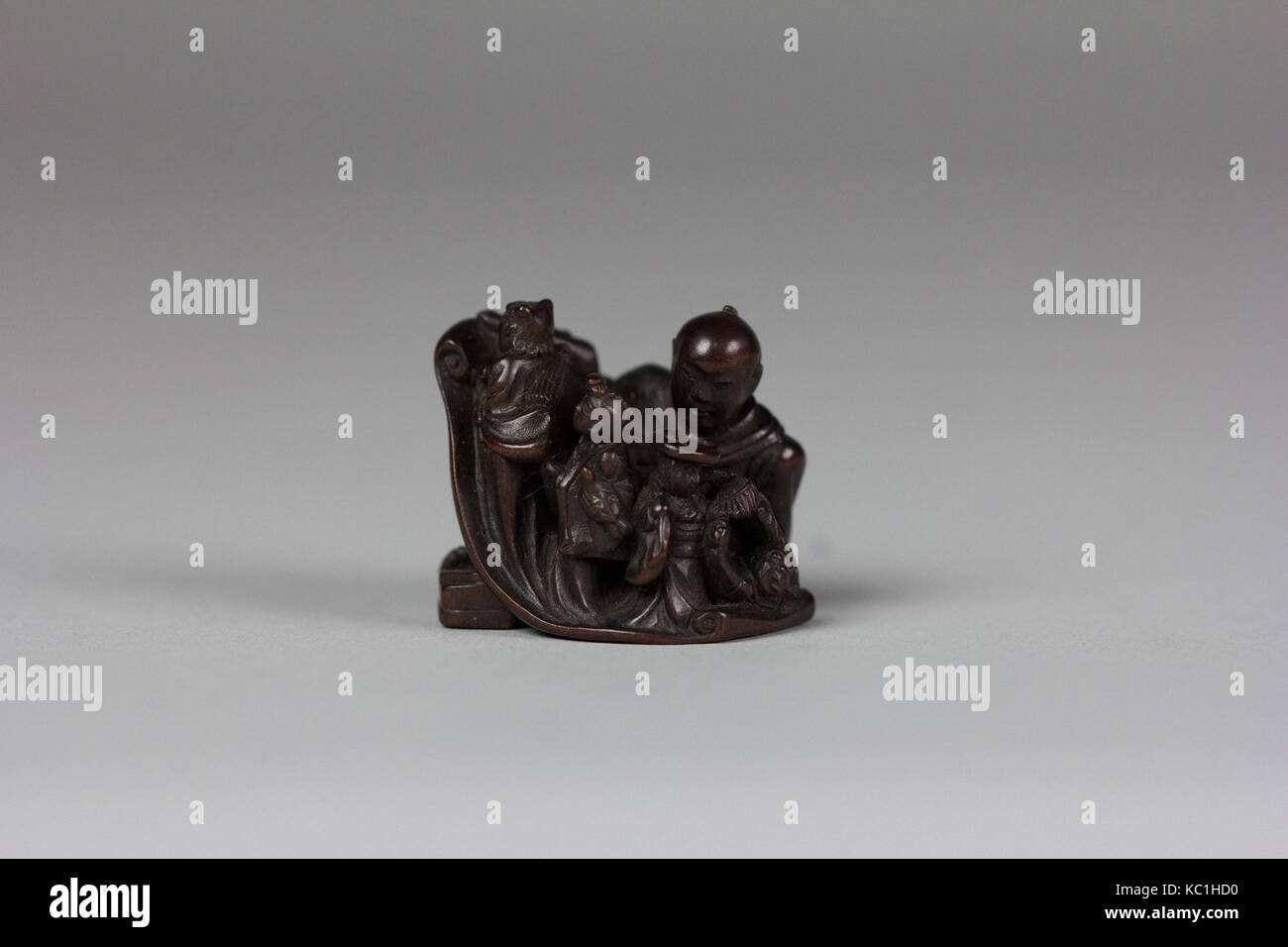 Netsuke, Japon, 18ème siècle, bois, H. 1 1/4 in. (3,2 cm) ; W. 1 1/2 in. (3,8 cm), Netsuke Banque D'Images