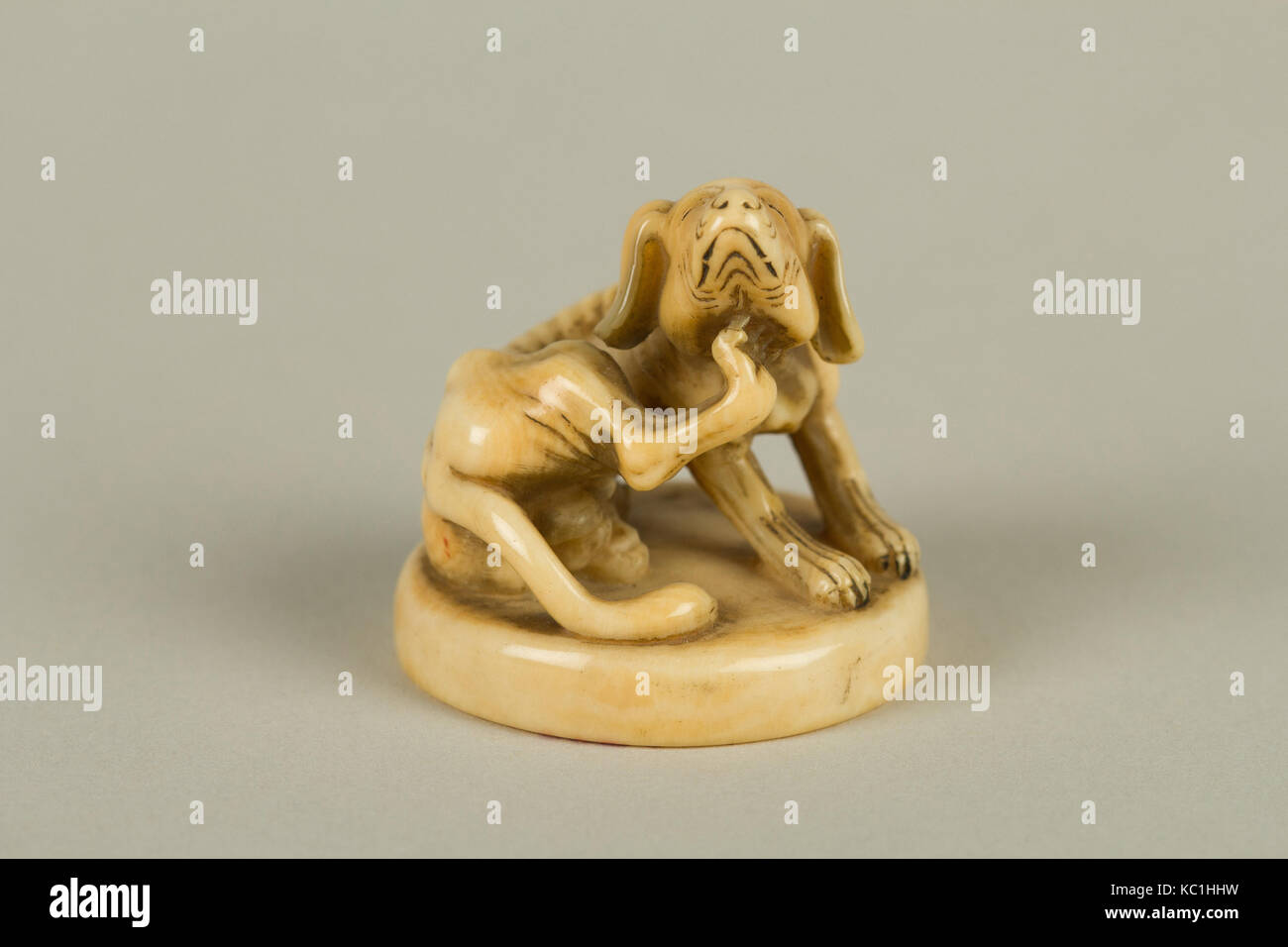 Netsuke de chien, 19ème siècle, le Japon, l'ivoire, H. 1 1/4 in. (3,2 cm) ; Diam. 1 1/8 in. (2,9 cm), Netsuke Banque D'Images