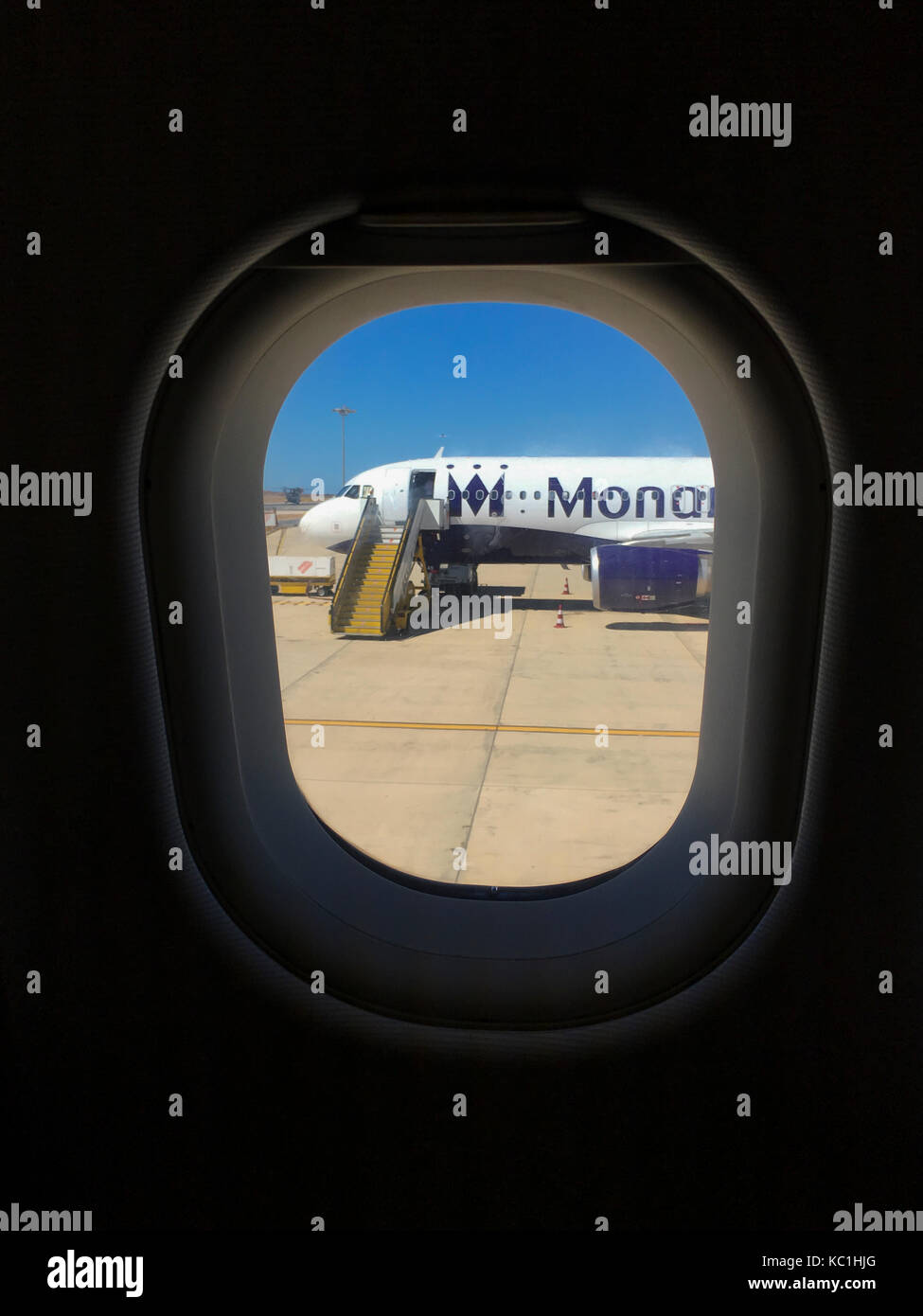 Un monarque déserte avion se trouve sur le tarmac de l'aéroport de Faro, Portugal. Vu à travers la fenêtre d'un avion voisin Banque D'Images
