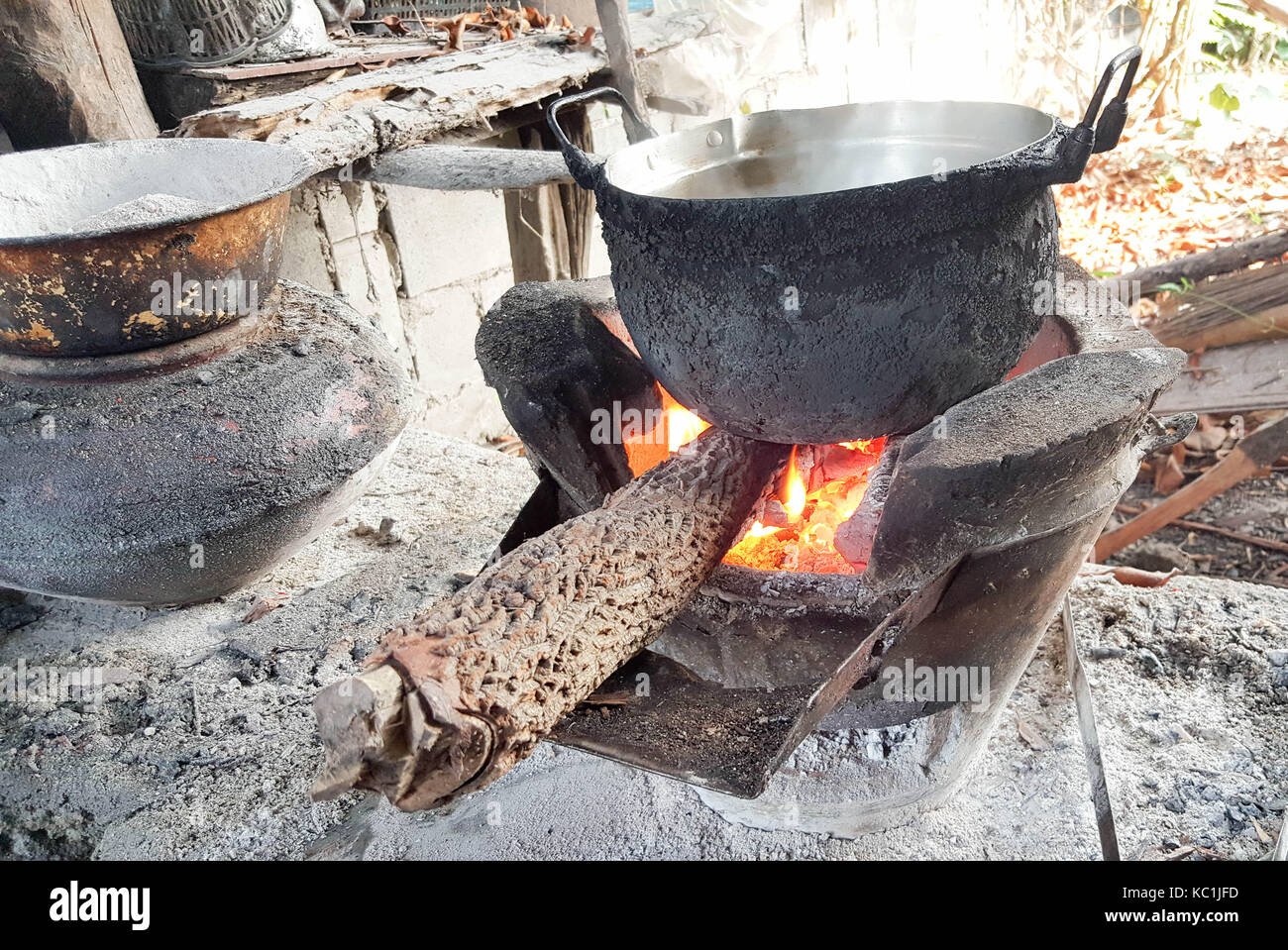 Bois de chauffage poêle du charbon en feu. pour la cuisson et l'hiver. Banque D'Images