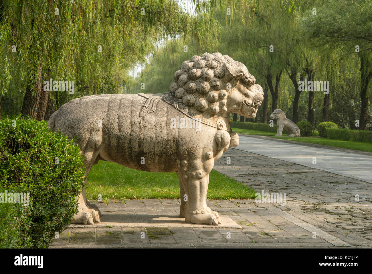 Lion debout sur la route sacrée aux tombeaux des Ming, Zhengzhou, Chine Banque D'Images