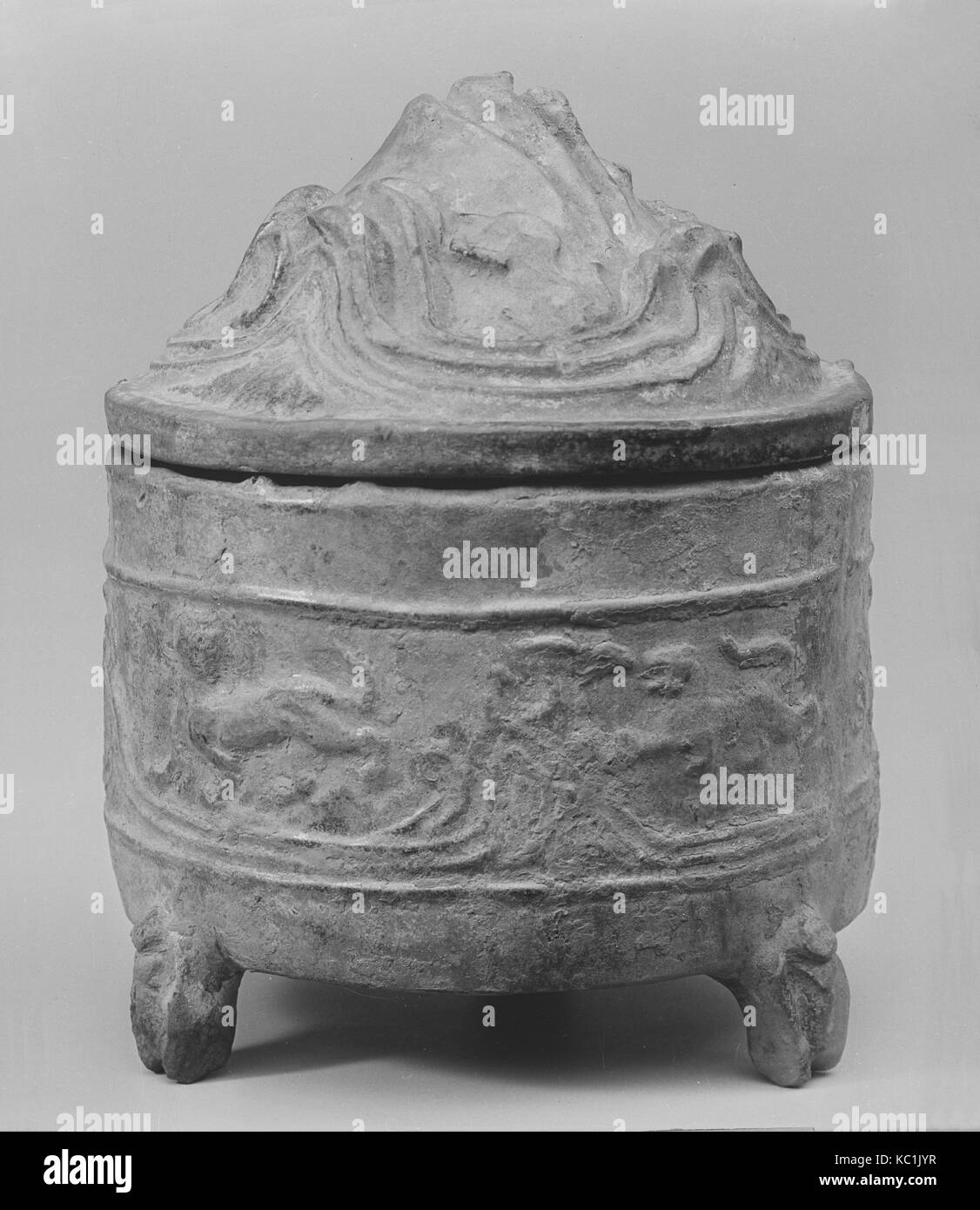Jar, dynastie des Han (206 av. J.-A.D. 220), la Chine, en céramique avec glaçure irridescent, H. 9 1/4 in. (23,5 cm) ; Diam. 7 3/4 in. (19.7 cm Banque D'Images
