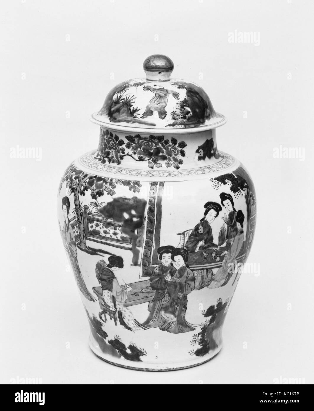 Pot avec les femmes dans leurs loisirs, de la dynastie Qing (1644-1911), période Shunzhi (1644-61), milieu du 17e siècle, la Chine, porcelaine peinte avec Banque D'Images
