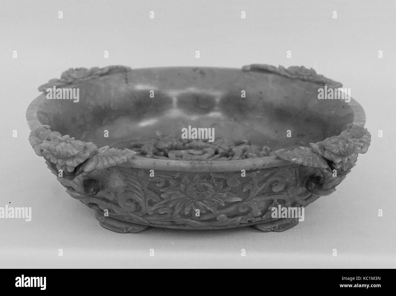 Lave, de la dynastie Qing (1644-1911), de la période Qianlong (1736-95), la Chine, la néphrite, épinards-tacheté vert tout au long de couleur gris-vert Banque D'Images