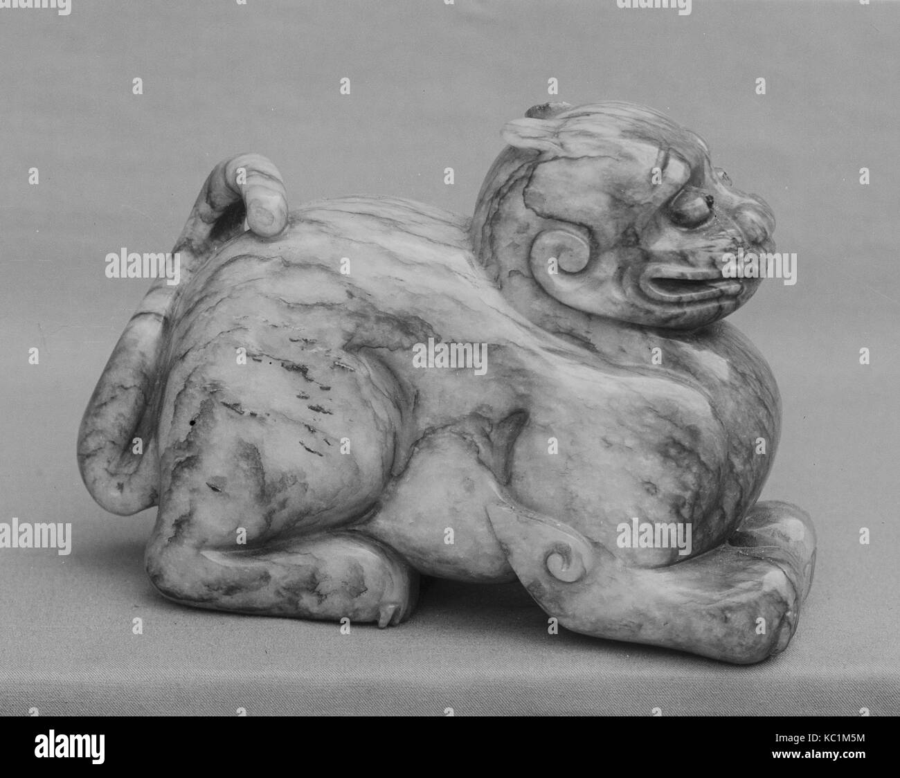 Tiger : emblème de l'Ouest, de la dynastie des Han (206 av. J.-A.D. 220), la Chine, le Jade, H. 3 1/4 in. (8,3 cm) ; W. 4 3/4 in. (12,1 cm) ; D. 1 9/1 Banque D'Images