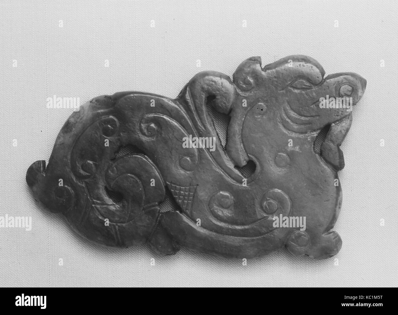Ornement de ceinture, de la dynastie des Han (206 av. J.-A.D. 220), la Chine, le Jade, H. 1 5/8 in. (4,1 cm) ; W. 2 3/4 in. (7 cm) ; D. 1/4 in. (0,6 cm Banque D'Images