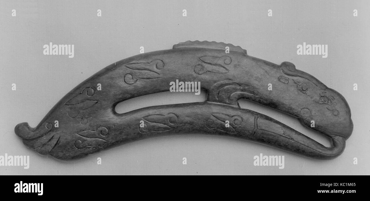 Poignée de ceinture, de la dynastie des Han (206 av. J.-A.D. 220), la Chine, le Jade, H. 2 1/2 in. (6,4 cm) ; O. 6 1/4 in. (15,9 cm) ; D. en 3/8. (1 cm Banque D'Images