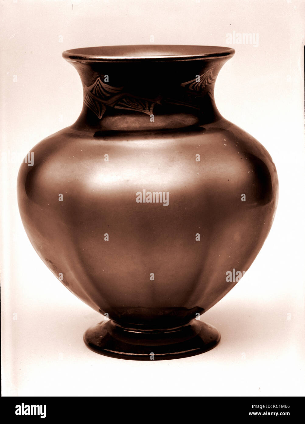 Vase, 1893-1925, faite à New York, New York, United States, American, verre Favrile, H. 5 1/2 in. (14 cm), verre, Tiffany Studio Banque D'Images